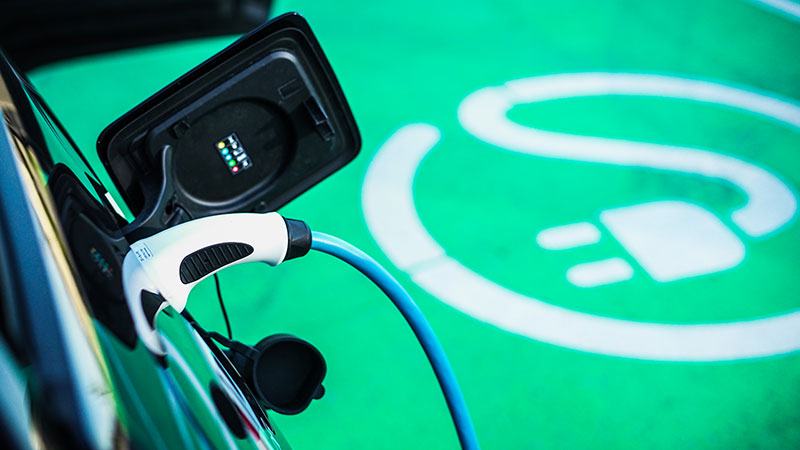 Abastecimento de carro elétrico num posto de carregamento